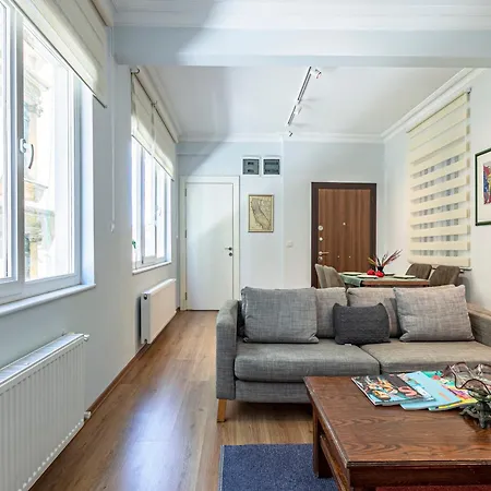 Charming & Bright In Taksim Estambul